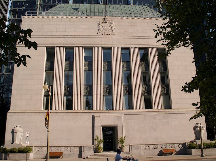 加拿大央行行长蒂夫·麦克莱姆称加息的措施𫔭始起作用，并称担忧通胀风险