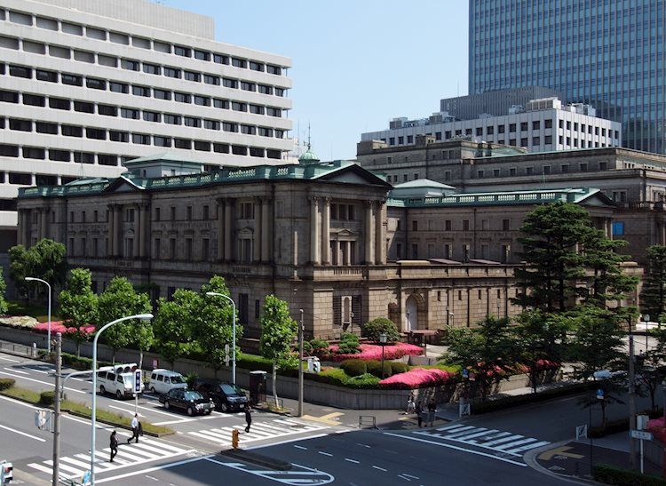 日本央行对一至五年期的债券进行了无限制购𧹒